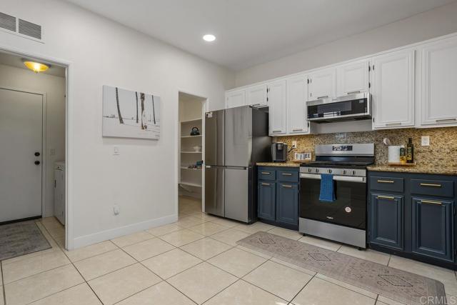 646 Sumner Way, Oceanside CA: https://media.crmls.org/mediaz/2e2dc8f6-c3d5-4228-9661-e9aa76d54a0d.jpg