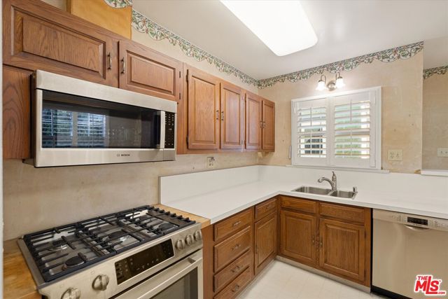 1540 Stanford Drive photo 10