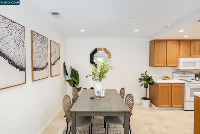 302 Columbia Cir, Benicia CA: https://media.crmls.org/mediaz/2e2fc510-a69e-4340-a7a3-1e531467326e.jpg