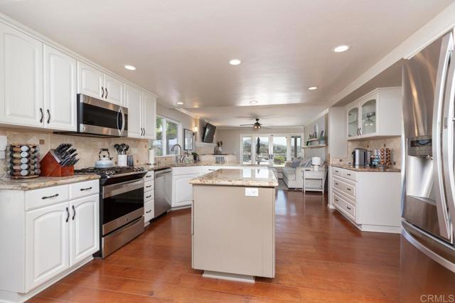 10667 Viacha Dr, Tierrasanta CA: https://media.crmls.org/mediaz/2e303ba7-c628-4367-9d2b-7c1478ae05e4.jpg