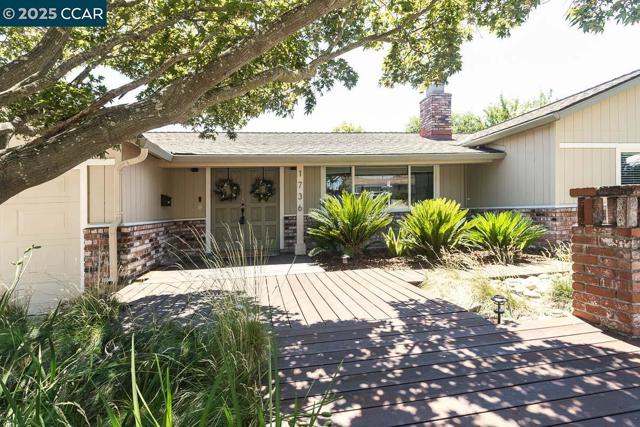 1736 Silverwood Dr, Martinez CA: https://media.crmls.org/mediaz/2e3078e0-568a-4900-994b-1cbab8d4babc.jpg