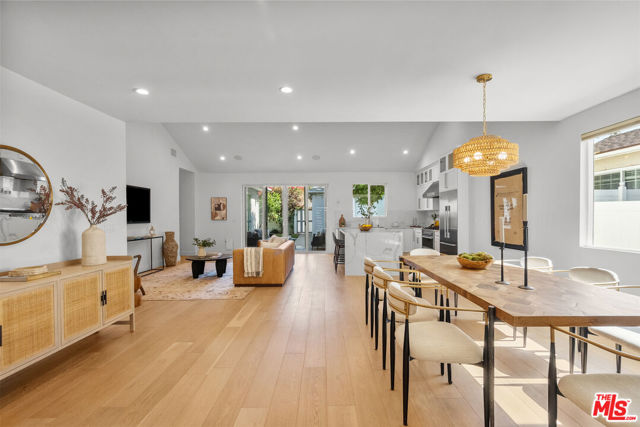 16820 Mccormick Street, Encino CA: https://media.crmls.org/mediaz/2e30d222-8154-4e48-af56-174e7ac5d154.jpg