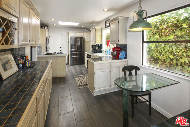14202 Cantlay Street photo 3