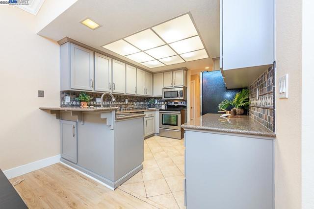 33036 Soquel St, Union City CA: https://media.crmls.org/mediaz/2e319fa0-f2b8-4395-b0dc-fab74ad92124.jpg