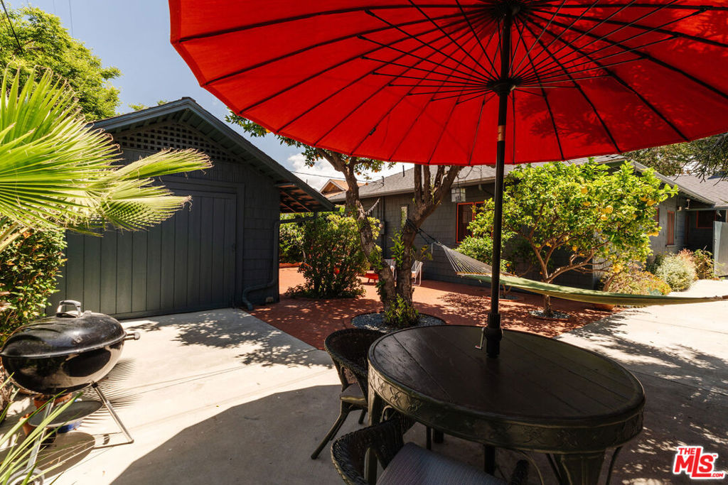 https://media.crmls.org/mediaz/2e31a6df-e52d-4d3f-9fb5-d4c757e3579a.jpg?preset=X-Large