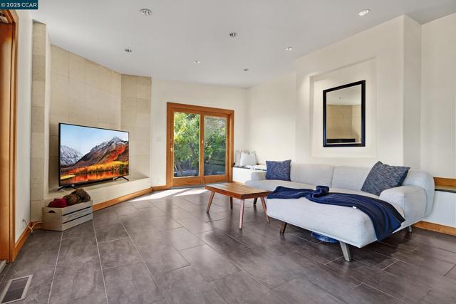 1301 Thomas Dr, Martinez CA: https://media.crmls.org/mediaz/2e323b01-6a18-4ecd-8f82-89aa130ed250.jpg