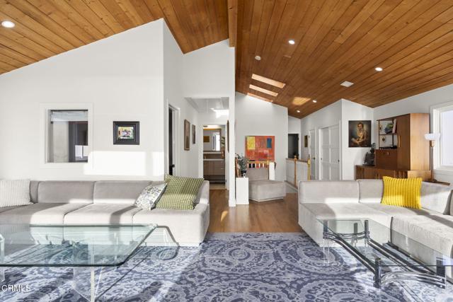 3541 Ocean Drive, Oxnard CA: https://media.crmls.org/mediaz/2e32eba8-c5aa-4938-8965-1386946c15d2.jpg