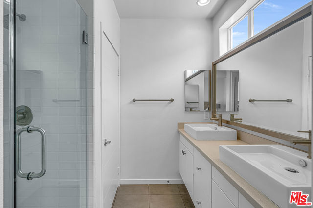 5633 Observation Lane, Los Angeles CA: https://media.crmls.org/mediaz/2e3325e6-2b94-4aed-8c44-f65a17c72880.jpg