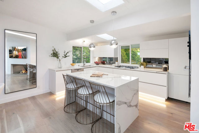 1415 Braeridge Drive, Beverly Hills CA: https://media.crmls.org/mediaz/2e33b8eb-cc11-4b3c-8ed7-ca8f060fe2a0.jpg