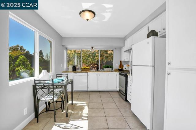 1821 Alicante Ct, Concord CA: https://media.crmls.org/mediaz/2e343a19-27cd-4e62-9583-2c03173fd72c.jpg