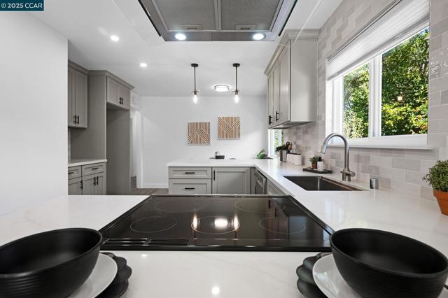 1933 Oak Park Blvd, Pleasant Hill CA: https://media.crmls.org/mediaz/2e34ca3f-32ba-4ece-885a-1c2399dabf40.jpg