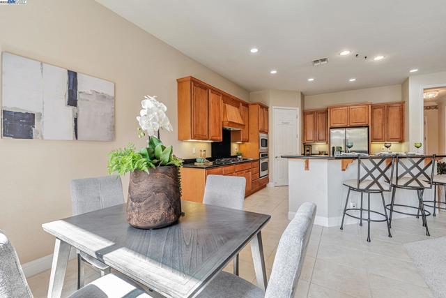 2453 Gardenstone Pl, Manteca CA: https://media.crmls.org/mediaz/2e351c8d-e6d5-48a3-9de2-9e419a58108d.jpg