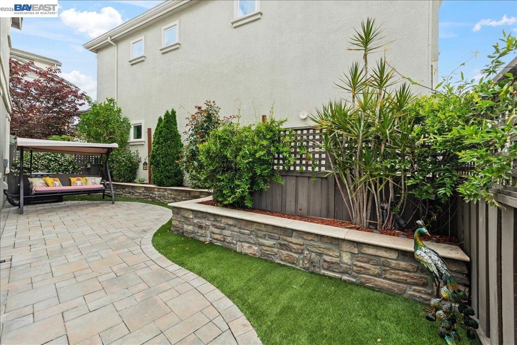 https://media.crmls.org/mediaz/2e352a6b-8ad9-435f-b8fe-9bd18d5a3323.jpg?preset=X-Large