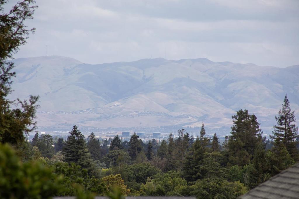 https://media.crmls.org/mediaz/2e36f81e-c5aa-456c-9083-94266e8560ac.jpg?preset=X-Large