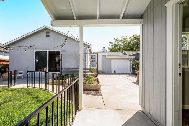 17303 Via Andeta, San Lorenzo CA: https://media.crmls.org/mediaz/2e37b2cf-ce78-4ed0-b085-323955340432.jpg