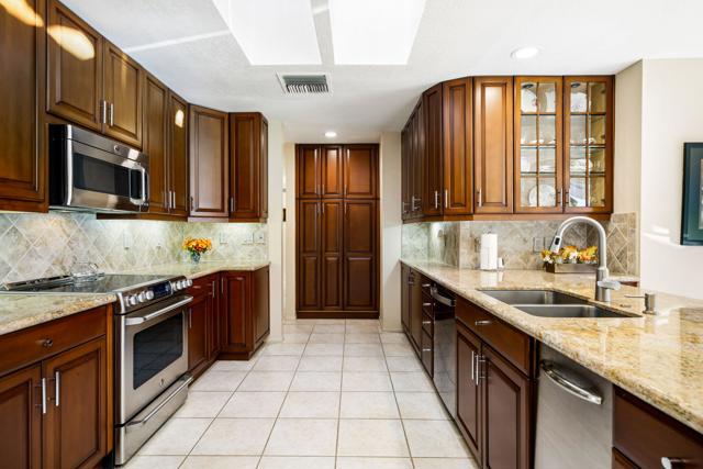 15 Duke Drive, Rancho Mirage CA: https://media.crmls.org/mediaz/2e3850ad-a125-43db-b702-9a3600f8c5cd.jpg