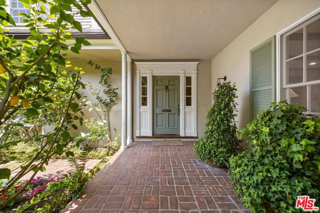 12309 9th Helena Drive, Los Angeles CA: https://media.crmls.org/mediaz/2e3a7f53-6dc3-403a-b3cc-54620ec417b8.jpg