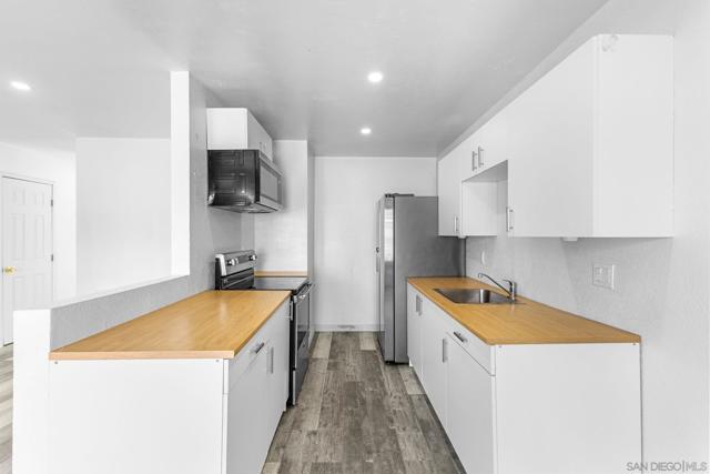 1641 Pentecost Way, San Diego CA: https://media.crmls.org/mediaz/2e3b5f66-bb2f-437b-947d-9c3a7d40b645.jpg