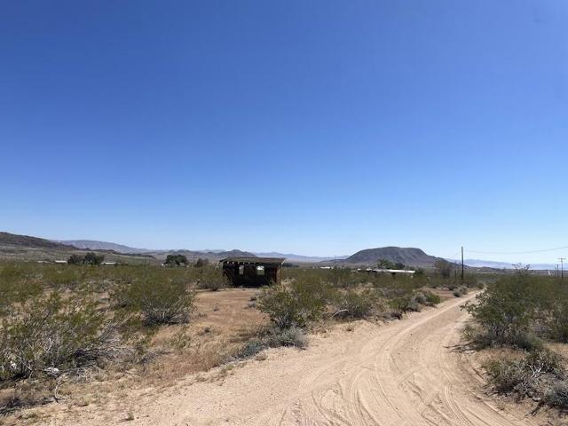 216 Jesse Road, Landers CA: https://media.crmls.org/mediaz/2e3ba1be-f84b-443e-b26b-4f984a9766f7.jpg