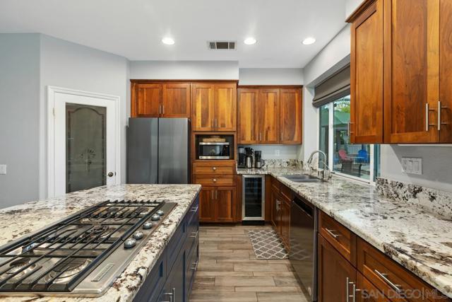 1387 S Creekside Dr, Chula Vista CA: https://media.crmls.org/mediaz/2e3c5b37-a354-4b1d-8ada-ee52c937fe82.jpg
