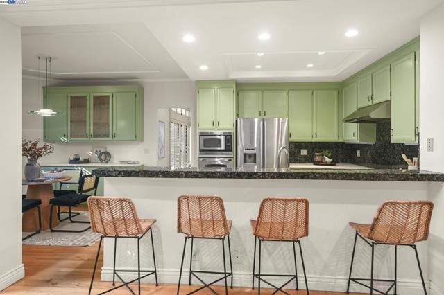 112 Kingswood Cir, Danville CA: https://media.crmls.org/mediaz/2e3cc868-6cf3-4da3-a734-d6649a282425.jpg