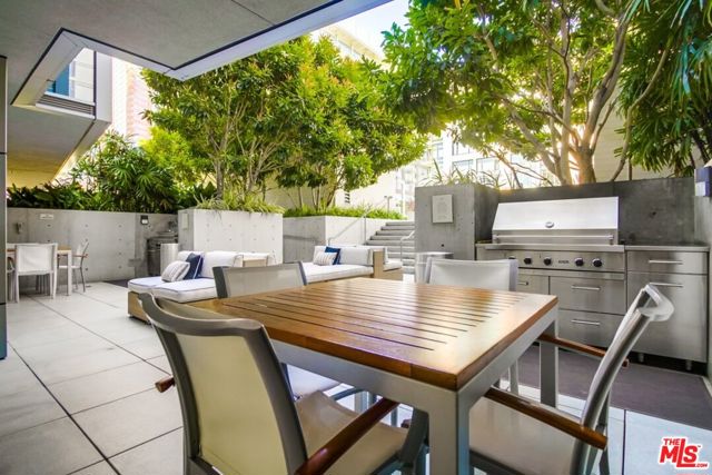 1155 S Grand Avenue, Los Angeles CA: https://media.crmls.org/mediaz/2e3e59dd-d4e3-40ff-9cae-0365cf5c2136.jpg