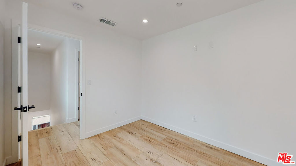https://media.crmls.org/mediaz/2e3f4e8b-1811-4947-82ff-5edf1fad10fc.jpg?preset=X-Large