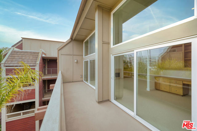 4250 Via Dolce, Marina del Rey CA: https://media.crmls.org/mediaz/2e41aaf8-cd3e-40bd-96b1-53f0705390b3.jpg