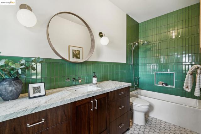 1015 Warfield Ave, Oakland CA: https://media.crmls.org/mediaz/2e41e2ad-74c6-4e4c-892a-de12bf487593.jpg