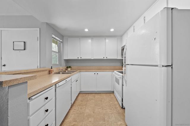 5910 Rancho Mission Rd, San Diego CA: https://media.crmls.org/mediaz/2e423367-feed-461b-a083-a8293b9c987d.jpg