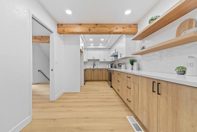 536 Sand Hill Circle, Menlo Park CA: https://media.crmls.org/mediaz/2e423e77-77c1-420e-870b-43315c3363f8.jpg