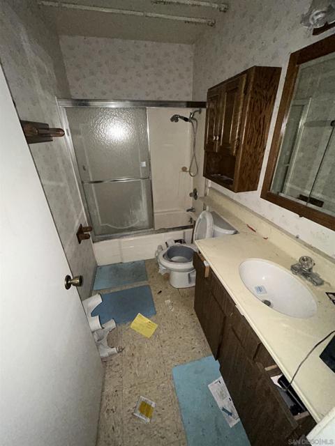 3824 Orange Way, Oceanside CA: https://media.crmls.org/mediaz/2e42a681-1a56-4e69-9db7-b9ce2c0bef6e.jpg