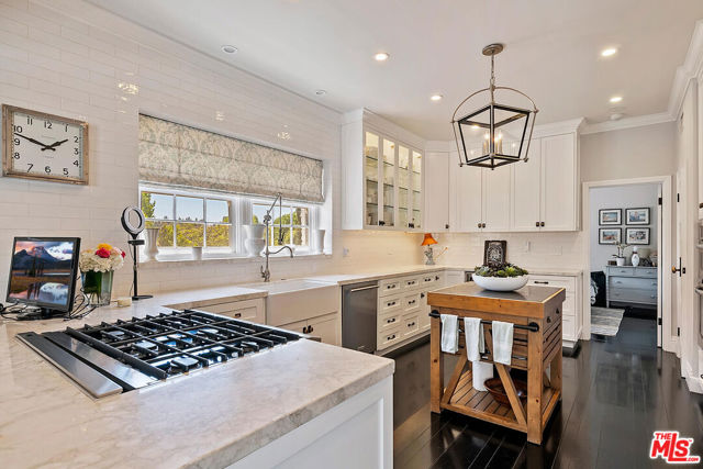 10428 Wyton Drive, Los Angeles CA: https://media.crmls.org/mediaz/2e42dbcf-be5a-4bfc-b00d-7f99081dd37a.jpg