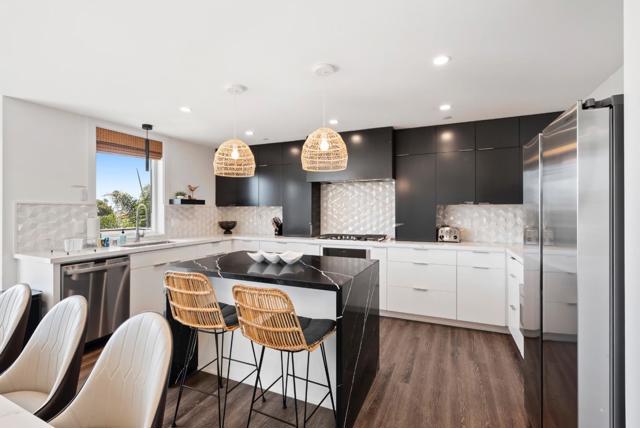 508 N Tremont Street, Oceanside CA: https://media.crmls.org/mediaz/2e42fb3c-a8b6-487a-82e0-81d73c008b4f.jpg