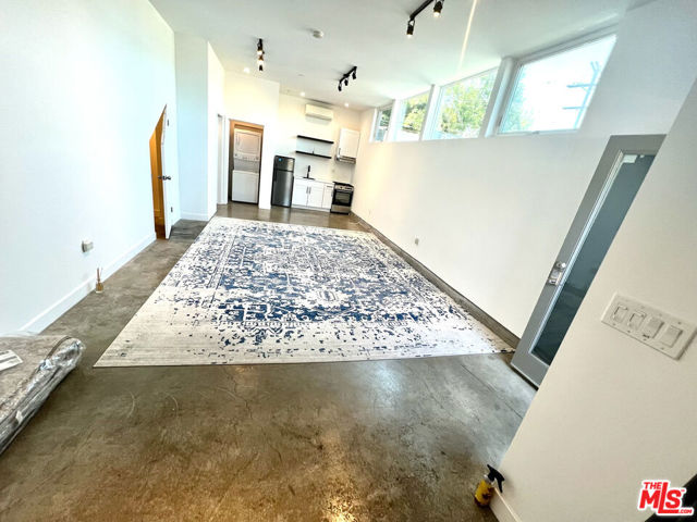 2513 Lincoln Boulevard, Venice CA: https://media.crmls.org/mediaz/2e4444f0-3e5d-459c-8467-dcabce35428b.jpg