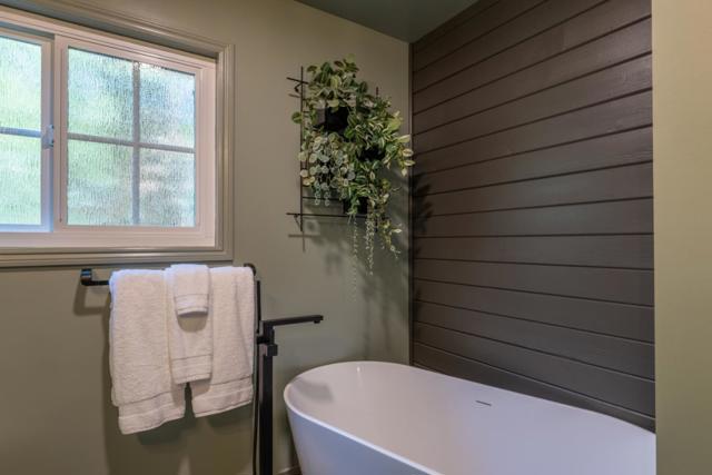 5 Wyndemere Vale, Monterey CA: https://media.crmls.org/mediaz/2e44b981-2266-4b1b-a222-8f28d05745b2.jpg