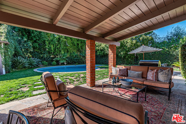 165 N Las Palmas Avenue, Los Angeles CA: https://media.crmls.org/mediaz/2e4516f3-4c02-40c3-b82b-efc3524f0a5b.jpg