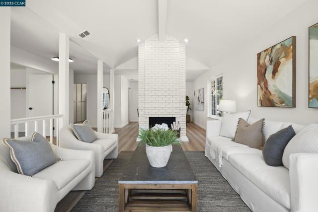 39 Crane Ct, Alameda CA: https://media.crmls.org/mediaz/2e451ea7-818f-4490-9a02-9dcd8767d479.jpg