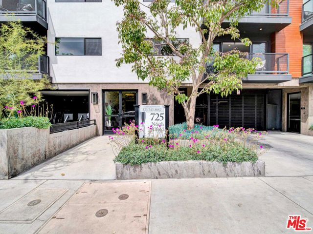 725 N Alfred Street, Los Angeles CA: https://media.crmls.org/mediaz/2e454da4-f2c2-4f24-9316-a1adb6051538.jpg