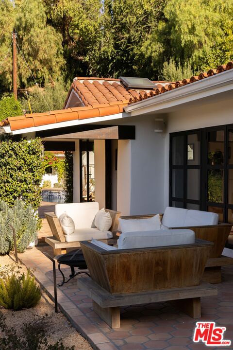 3646 Sunswept Drive, Studio City CA: https://media.crmls.org/mediaz/2e46ac58-ff23-4c62-b436-0bb9ecb7274e.jpg