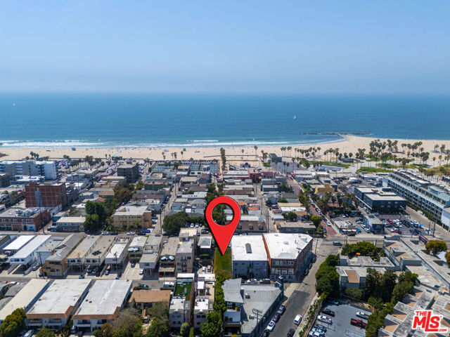 1816 Pacific Avenue, Venice CA: https://media.crmls.org/mediaz/2e470ac3-f2dc-406e-8617-258aa63d1f3e.jpg