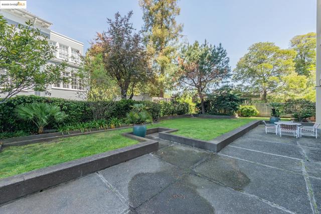 320 Lee St, Oakland CA: https://media.crmls.org/mediaz/2e476ef4-c581-4586-8137-c1146d86ff2f.jpg