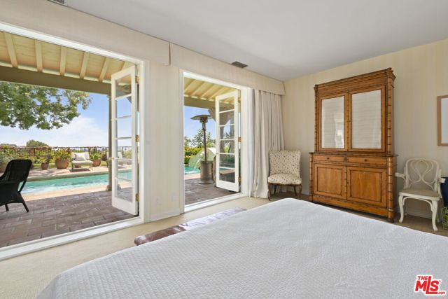 1634 Gilcrest Drive, Beverly Hills CA: https://media.crmls.org/mediaz/2e4822b4-9c12-40ef-a729-7d852f7ebb8b.jpg