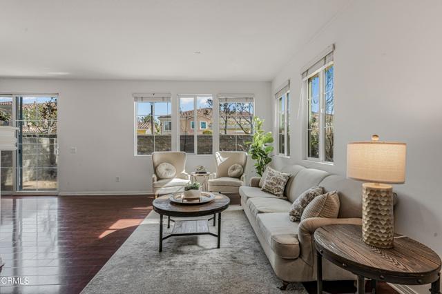 Detail Gallery Image 6 of 50 For 2916 Esperanza Way #F,  Simi Valley,  CA 93063 - 4 Beds | 3 Baths