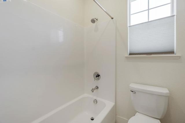 2002 Davoli Ct, San Ramon CA: https://media.crmls.org/mediaz/2e48fa65-b791-4d83-9904-5e7b693cdc36.jpg
