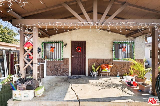 1114 S Kern Avenue, Los Angeles CA: https://media.crmls.org/mediaz/2e4af499-4cc1-4d01-8d22-ead7c32220a0.jpg