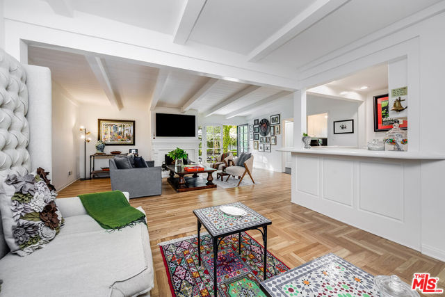 13109 Valley Vista Boulevard, Studio City CA: https://media.crmls.org/mediaz/2e4b01be-dc48-4068-949c-f8d2c27f1fb1.jpg