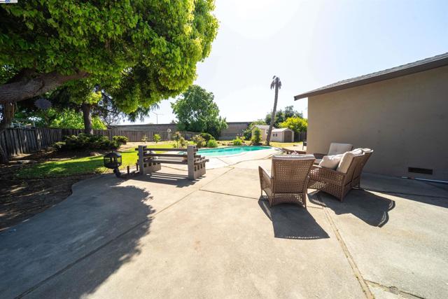 34505 Salinas Pl, Fremont CA: https://media.crmls.org/mediaz/2e4b10fc-fb91-49c4-a587-4380293d84d8.jpg