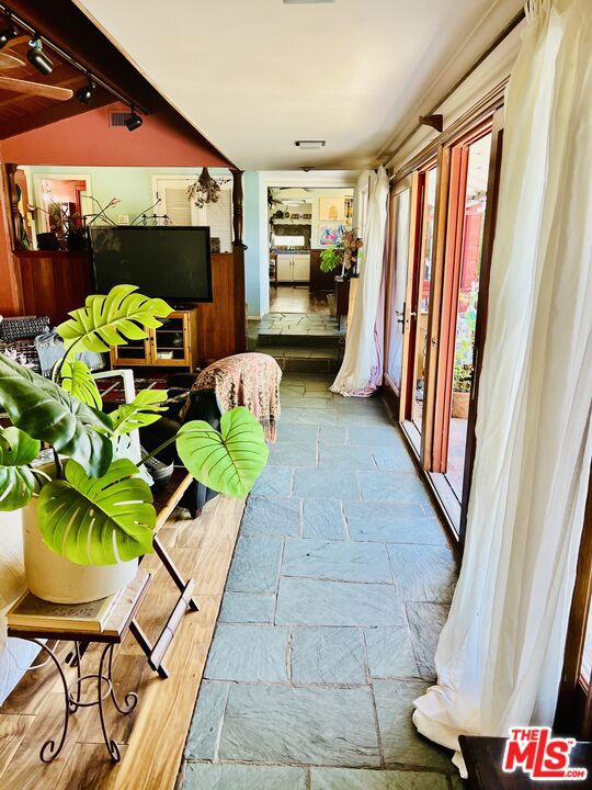 https://media.crmls.org/mediaz/2e4b18b3-050f-4c47-8171-0aae589103e7.jpg?preset=X-Large