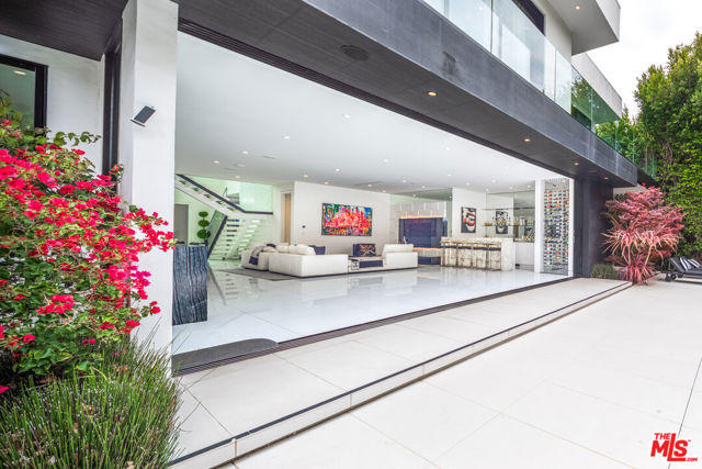 511 N Rexford Drive, Beverly Hills CA: https://media.crmls.org/mediaz/2e4c1dc8-648c-4064-a74c-1ff4121ff324.jpg